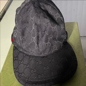 Mens black Gucci hat ((2 months old))